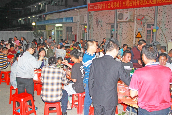 讓我們一杯酒敬過(guò)去，辛勤努力，收獲碩果，為自己打個(gè)call；一杯酒敬現(xiàn)在，身邊相伴同奮斗的人兒們，謝謝你；最后一杯酒敬未來(lái)，值得期待，風(fēng)雨同行，再創(chuàng)輝煌！